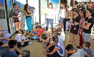 Imagen de grupo de alumnos mientras realizan uno de los talleres