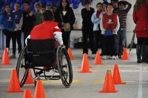 Uno de los niños participantes en las actividades en el CRE montado en una silla de ruedas