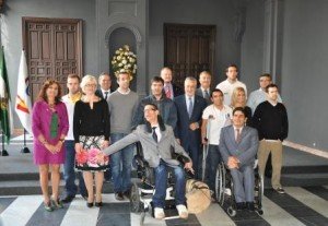 Imagen del grupo de deportistas y representantes de la ONCE con el presidente de la Junta de Andalucía, José Antonio Griñán