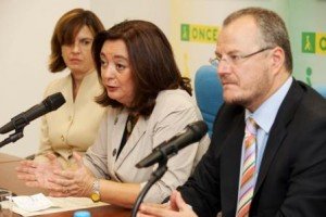 La consejera de Educación, Mar Moreno, durante su intervención junto al delegado territorial de la ONCE en Andalucía, Patricio Cárceles, y la directora del Centro de Recursos Educativos, Amparo Cruz
