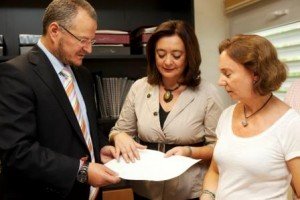 La consejera de Educación, Mar Moreno, y el delegado territorial de la ONCE, Patricio Cárceles, comprobaron una plancha en relieve a través del tacto de las manos