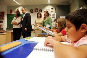 La consejera de Educación, Mar Moreno, y el delegado de la ONCE en Andalucía, visitaron una de las aulas
