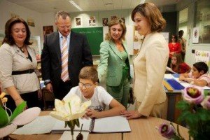 La consejera de Educación y el delegado territorial de la ONCE junto a la directora general de Planificación y Centros de la Junta de Andalucía, Elena Marín, y la directora del Centro de Recursos Educativos, Amparo Cruz