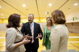 La consejera de Educación y el delegado territorial de la ONCE junto a la directora general de Planificación y Centros de la Junta, Elena Marín, y la directora del CRE, Amparo Cruz, visitaron las instalaciones deportivas del centro
