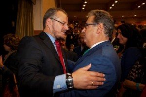 Instantánea del delegado Territorial de la ONCE en Andalucía, Ceuta y Melilla, Patricio Cárceles saludando al alcalde de Sevilla, Juan Ignacio Zoido