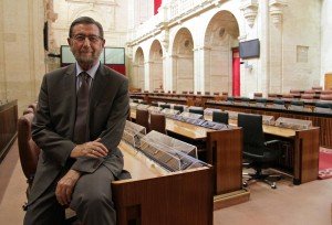 Manuel Gracia apoyado sobre uno de los escaños del salón de plenos del Parlamento de Andalucía
