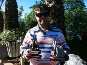 José Luis Rincón muestra sus trofeos de una de sus grandes aficiones, la pesca