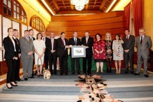 Plano general de los directivos de la ONCE y los integrantes de la Mesa del Parlamento co la imagen