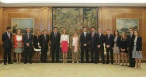 La princesa doña Letizia posa junto a los representantes de ASANOL