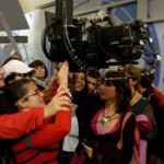 Una alumna toca una de las cámaras del plató de los informativos de Canal Sur