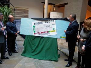 El delegado territorial de la ONCE en Andalucía, Ceuta y Melilla, Patricio Cárceles y el alcalde de Granada, José Torres, descubren la imagen del cupón