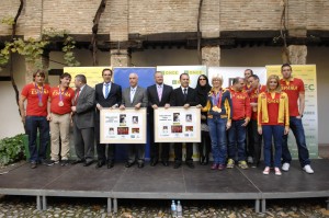 Imagen general de los participantes en el acto