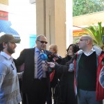 El subdelegado territorial de la ONCE en Andalucía, Ceuta y Melilla, Francisco Arrollo, atiende a los medios en el lugar de la venta del cupón en Sevilla Este