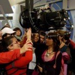 Una alumna toca una de las cámaras del plató de los informativos de Canal Sur