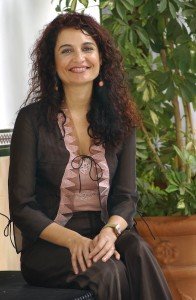 Primer plano de María Jesús Montero, muy sonriente,