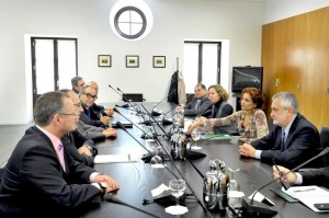 Imagen del encuentro del presidente de la Junta y la consejera de Salud con la Mesa del Tercer Sector en San Telmo/Reportaje Gráfico: José Antonio Ortega