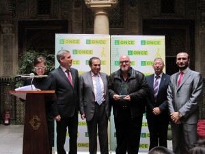 El consejero territorial, Vetura Pazos, hace entrega del galardón a Jorge Lobo