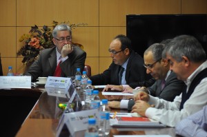 El consejero escuchando la intervención del presidente de la Mesa