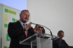 plano medio del delegado territorial de la ONCE en Andalucía, Ceuta y Melilla durante su intervención