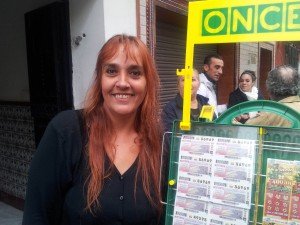 Manuela Reyes en su punto de venta habitual en la barriada de Palmete en Sevilla