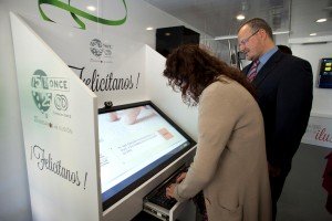 María Jesús Montero escribe una felicitación a la ONCE y su Fundación en presencia del delegado territorial