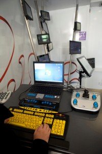 Tecnología adaptada para ciegos y deficientes visuales expuesta en el autobús de la ONCE