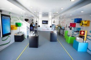 Vista de las áreas temáticas del interior del autobús