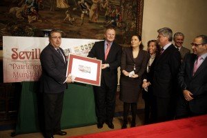 El alcalde de Sevilla y la delegada del Gobierno en Andalucía, junto al delegado territorial de la ONCE en Andalucía, Patricio Cárceles y al subdelegado, Francisco Arroyo