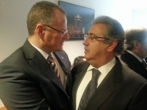 El alcalde de Sevilla abraza al delegado territorial