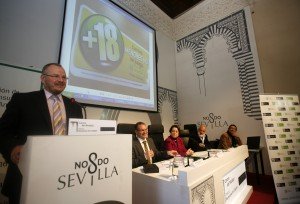 En la imagen, el delegado territorial de la ONCE en Andalucía, Ceuta y Melilla, Patricio Cárceles, pronunciando su discurso en la gala de entrega de premios de la Unión de Consumidores de Andalucía