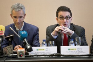 De derecha a izquierda: Andrés Ramos, vicepresidente primero de la ONCE y Francisco Jiménez, alcalde de Utrera