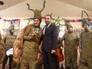 El delegado de la Junta en Cádiz, Fernando López Gil, entrega el premio Fermín Salvochea a la comparsa ganadora 'La tacita'