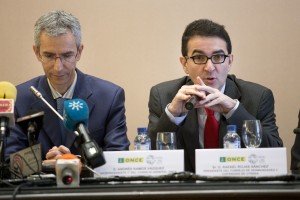 De derecha a izquierda: Andrés Ramos, vicepresidente primero de la ONCE y Francisco Jiménez, alcalde de Utrera